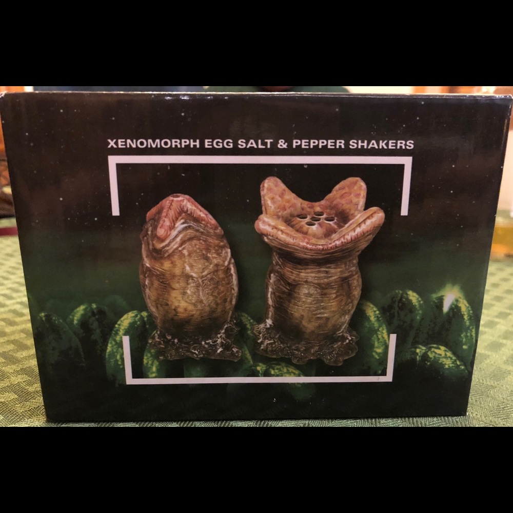 Exclusive Nerd Block Alien salt & pepper shakers